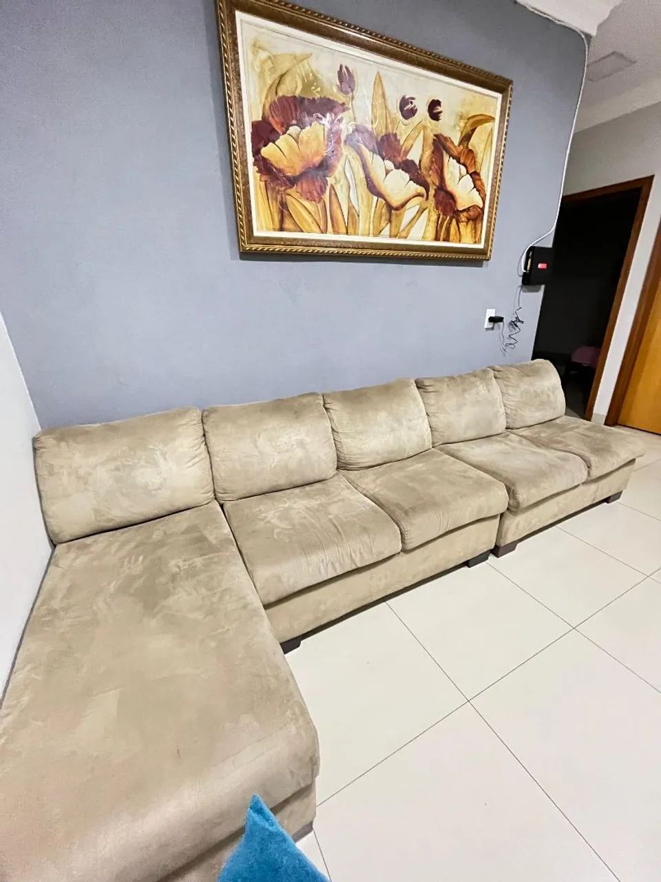 Sofá de canto espaçoso e confortável