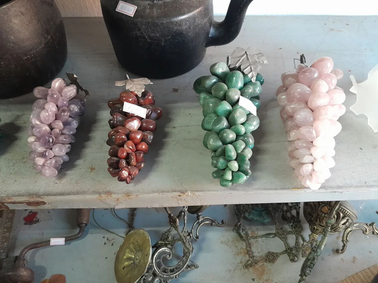 Cachos de uva decorativos em pedra