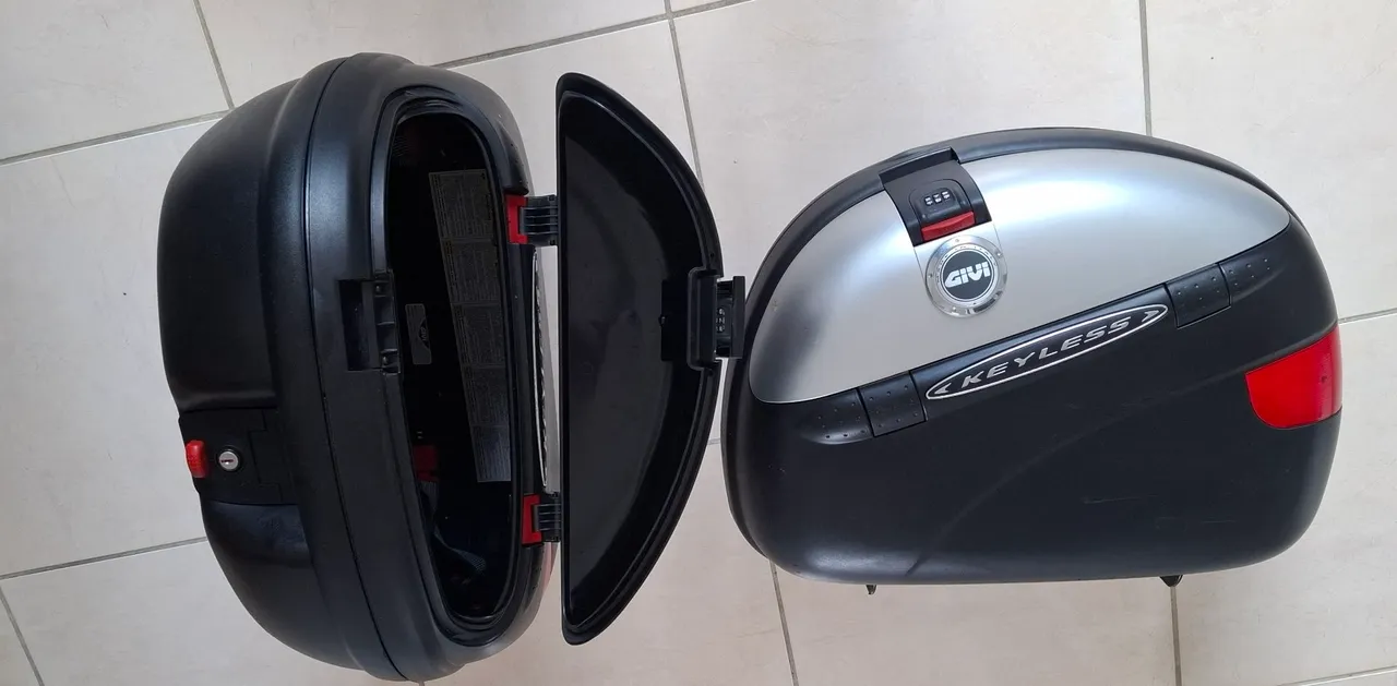 Baú Givi Keyless lateral 41 l para Moto - Preto e Prata