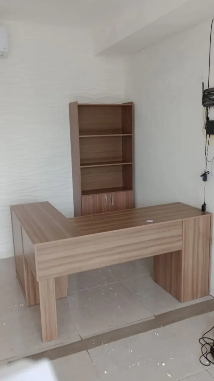 Conjunto de mesa e estante para escritório