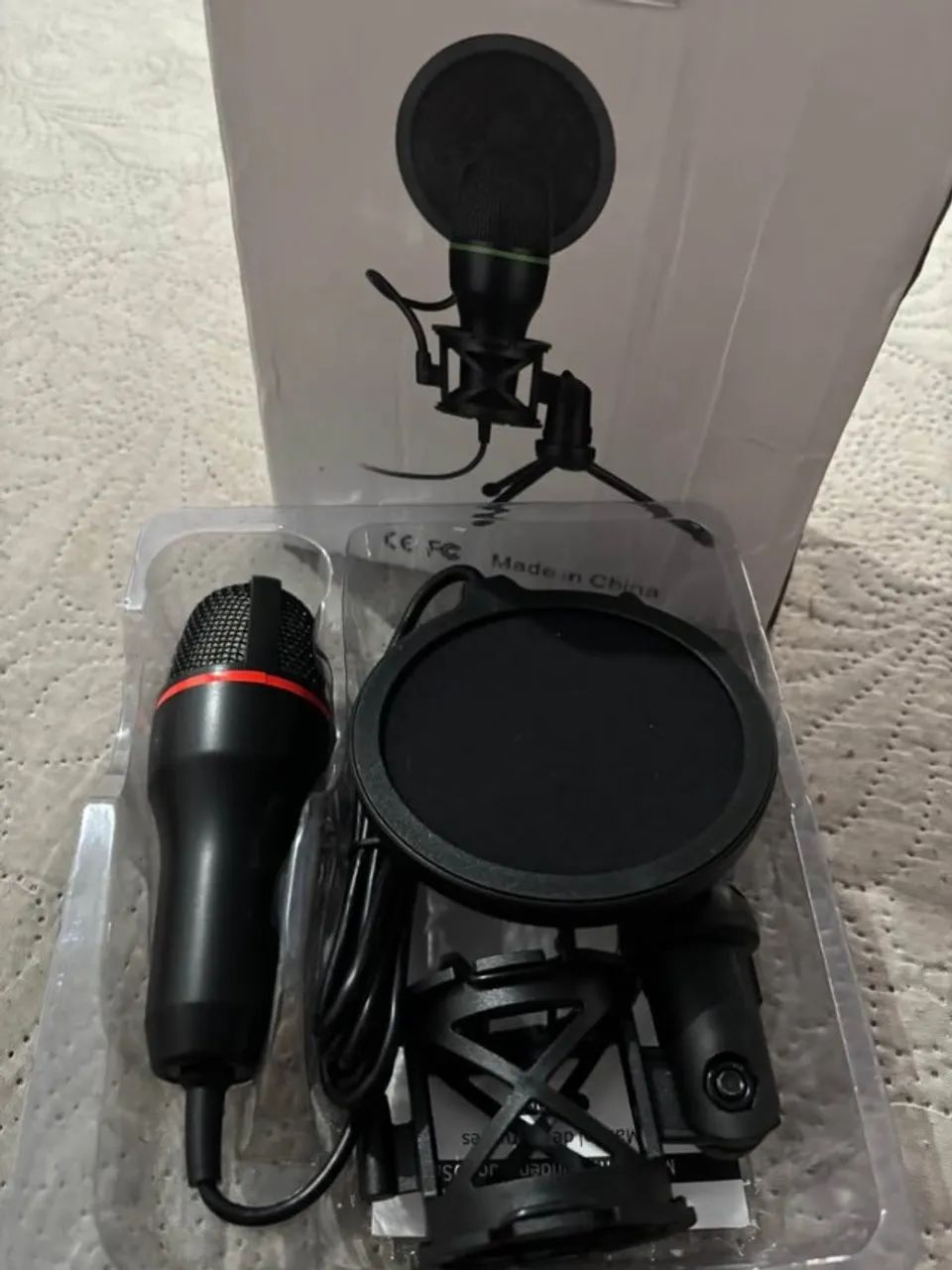 Microfone de mesa RGB com cancelamento de ruído