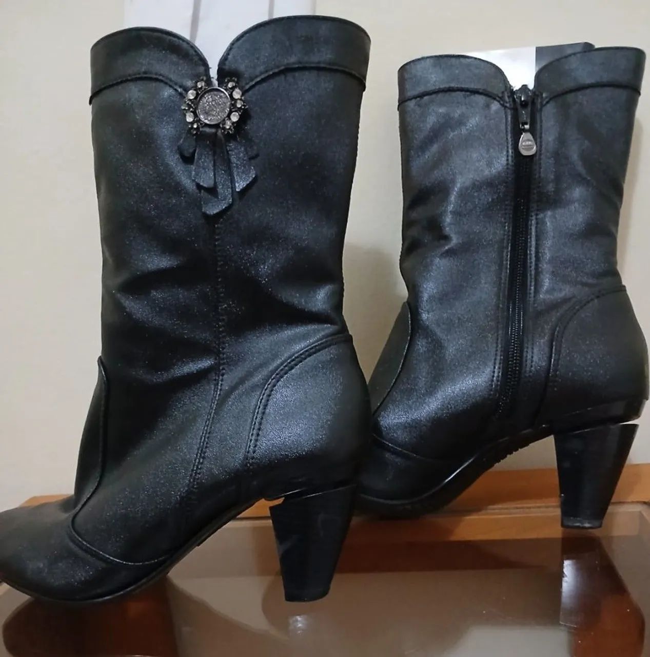 Botas Femininas de Couro Preto com Detalhes