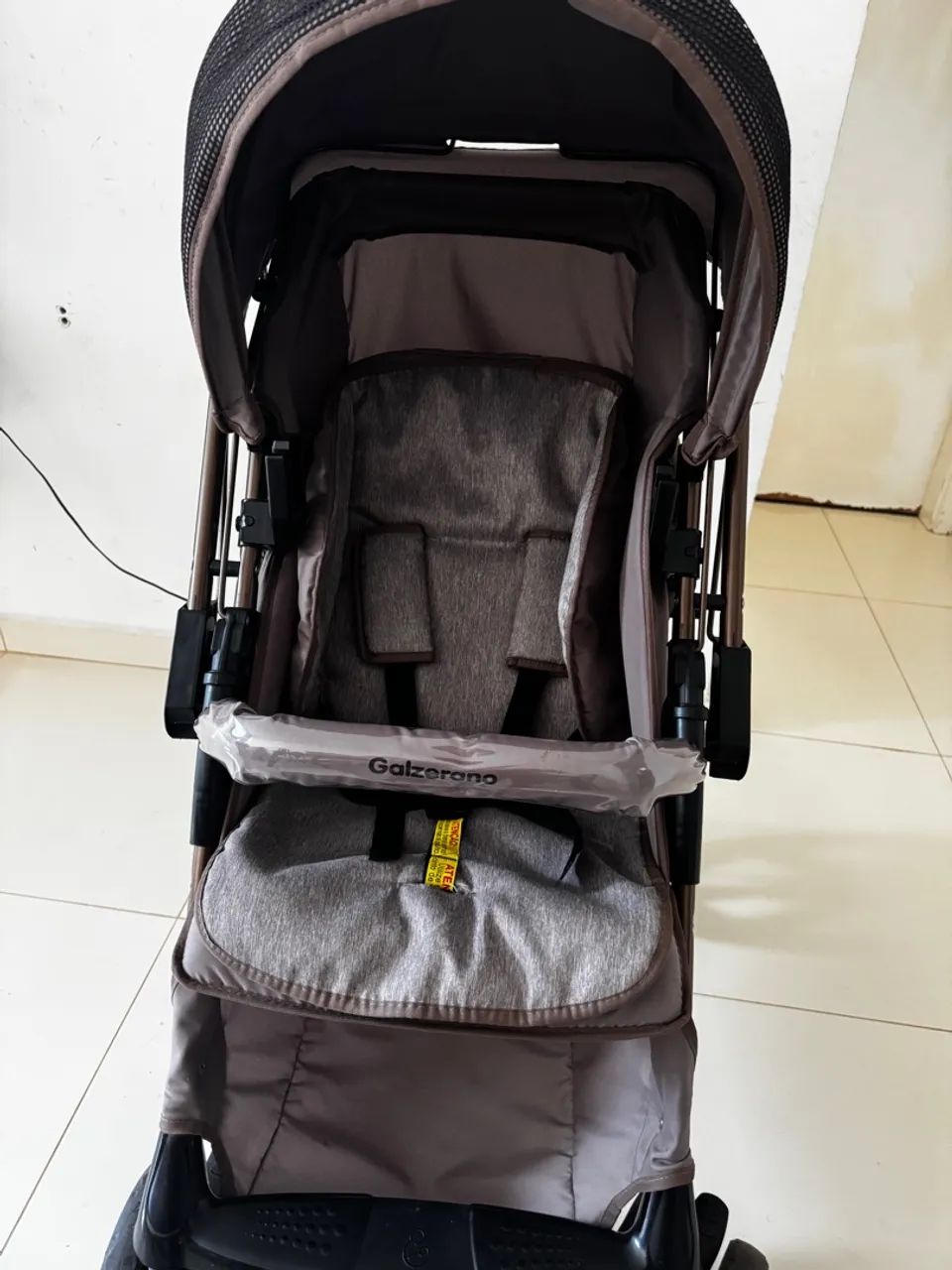 Vendo bebê conforto + carrinho Galzerano . Usado pouquíssimas vezes. 