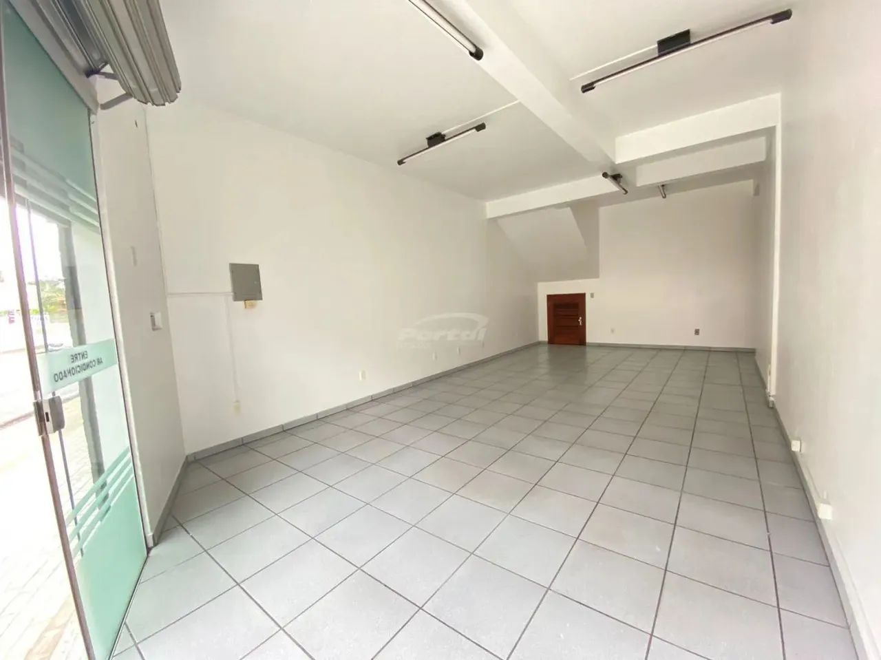 Sala comercial no bairro Água Verde, com aproximadamente 35 m² - Foto 2