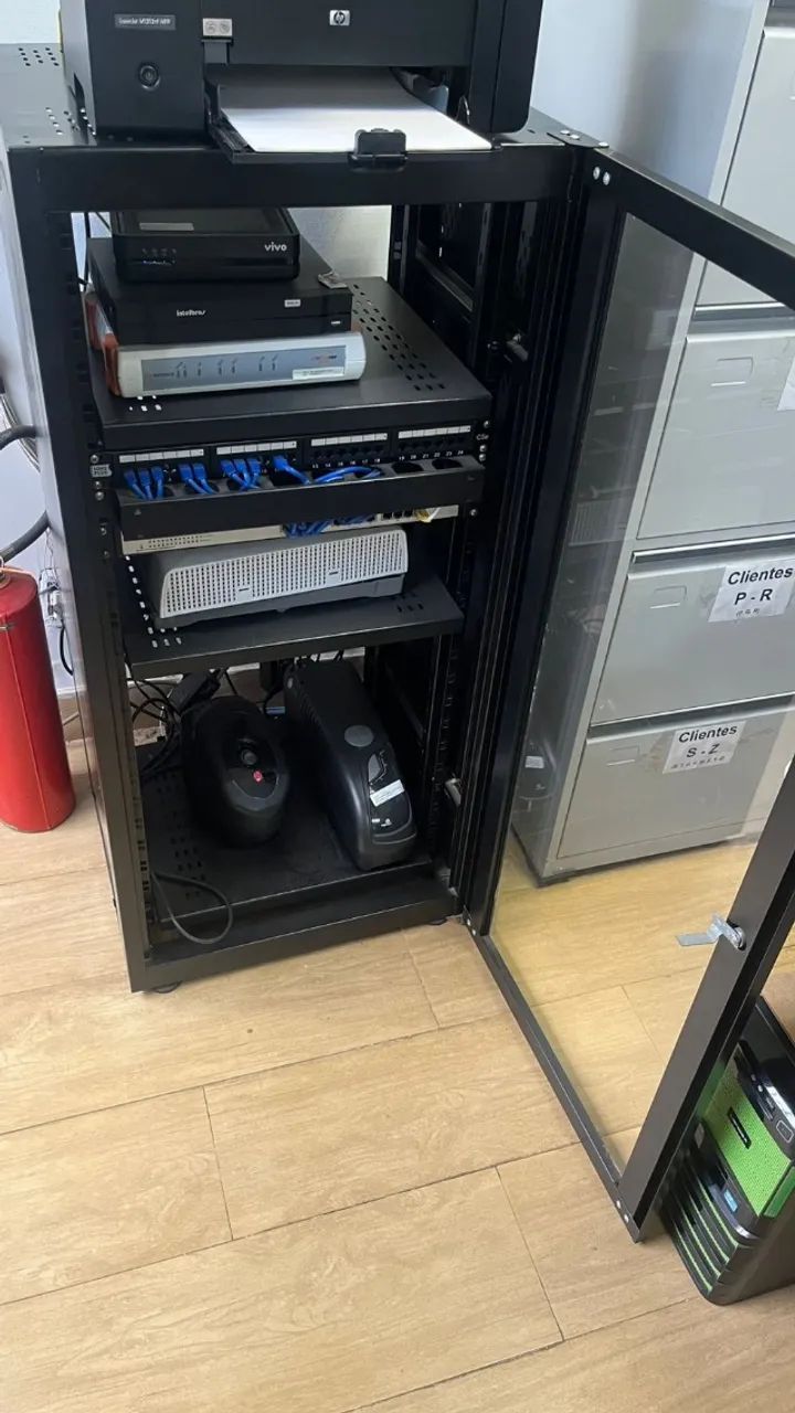 Legrand Gabinete Rack Fechado para Servidor + Switch
