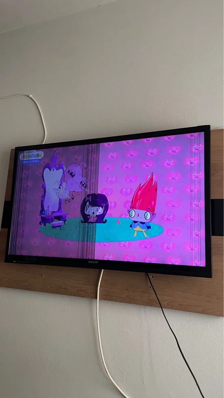 TV SEMP HD - COM DEFEITO NA TELA (LINHAS VERTICAIS)