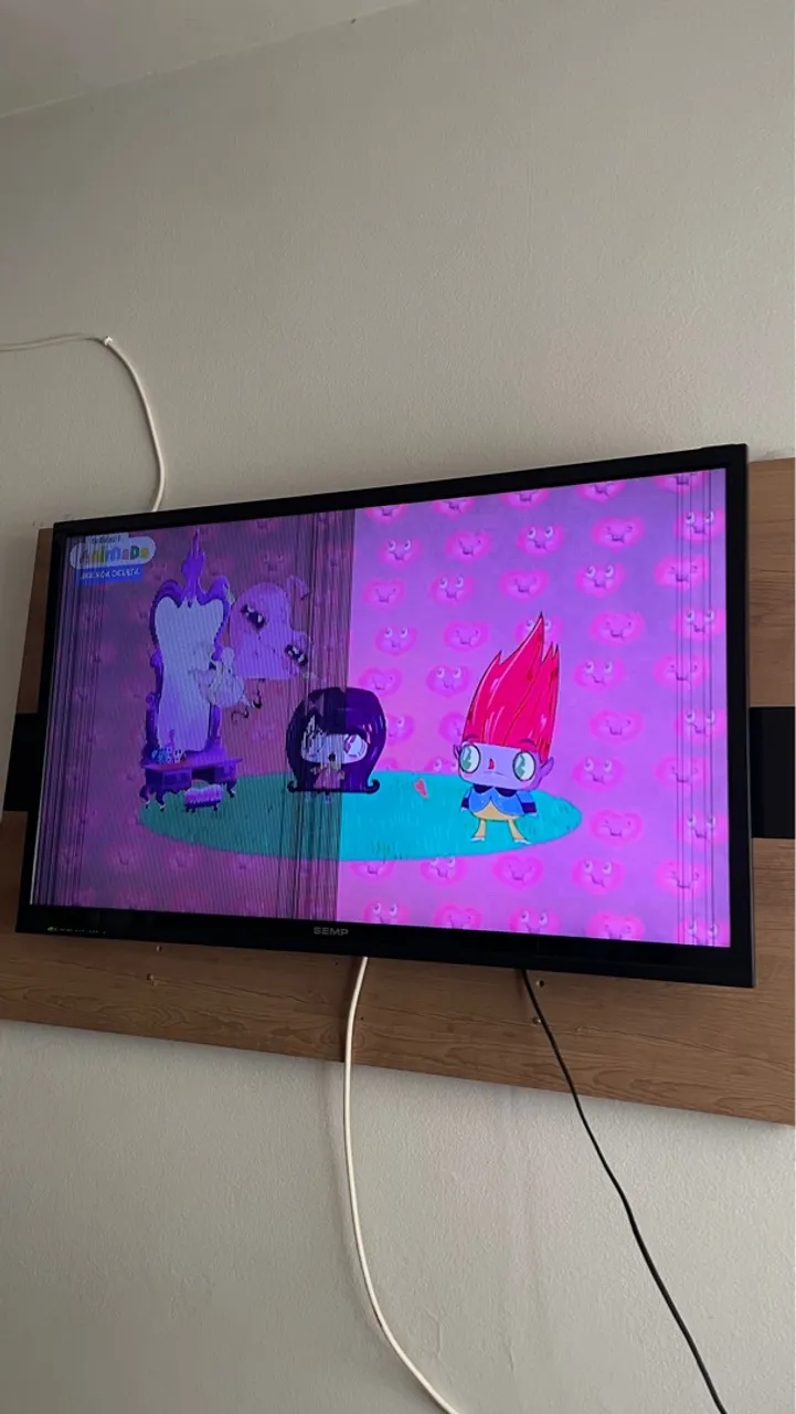 TV SEMP HD - COM DEFEITO NA TELA (LINHAS VERTICAIS)