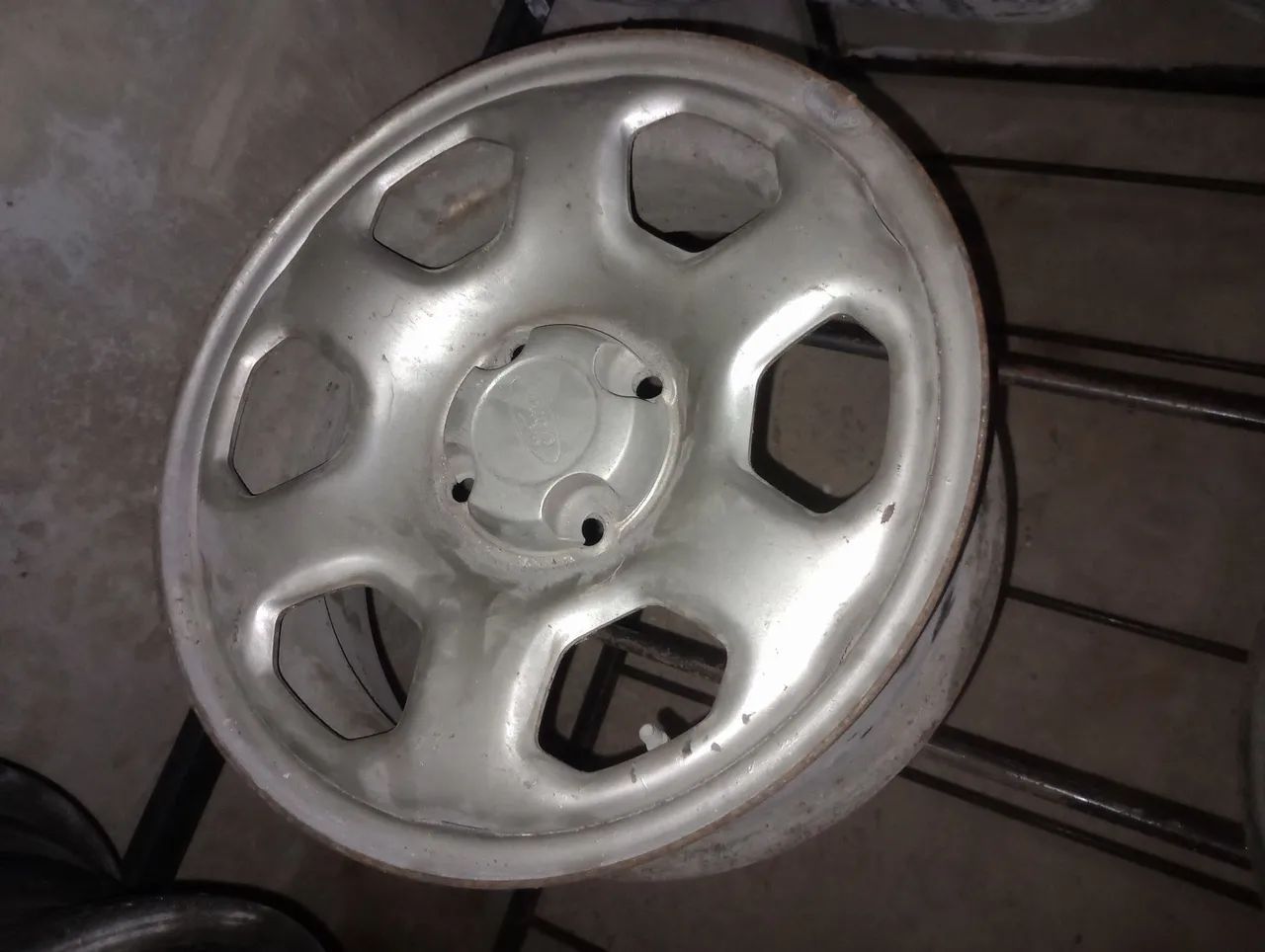 Roda de ferro Ford valor por unidade 150,00 furacão 5x108 aro 15