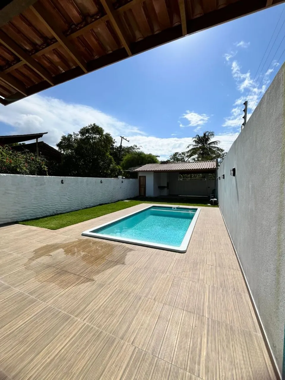 ALUGO Casa em Manguinhos 3suites a 200 m da praia.