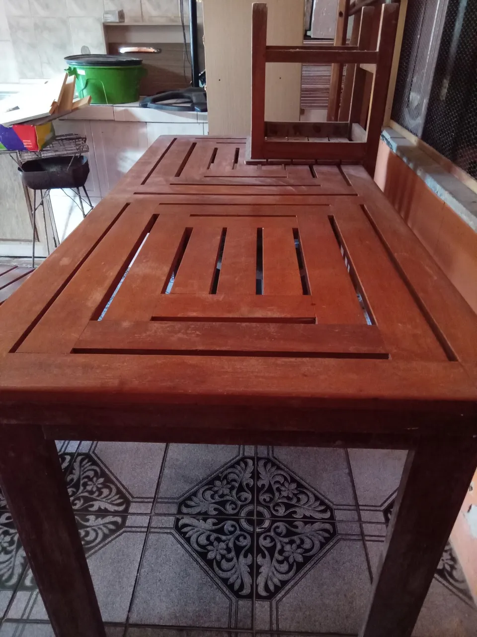 Mesa de Jantar em Madeira Maciça com Design Moderno