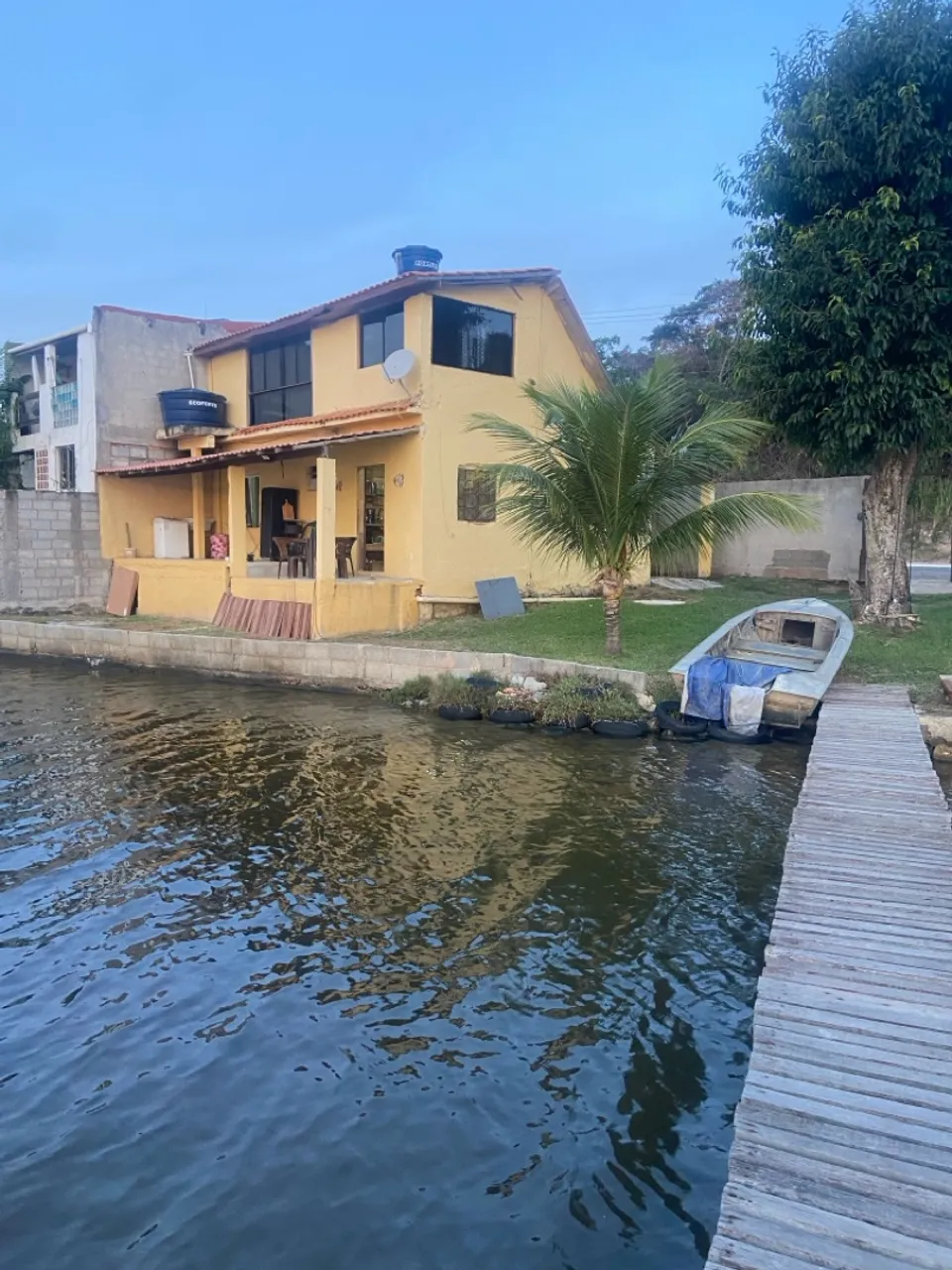 Casa com vista deslumbrante para a Lagoa Maricá.localizDa em rua asfaltada 