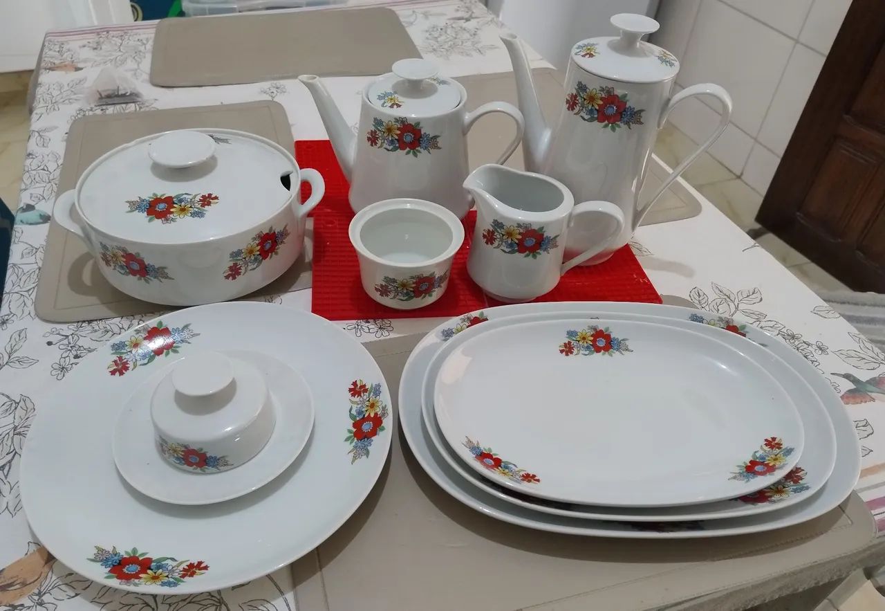 Jogo de Louça com Flores Antigo 