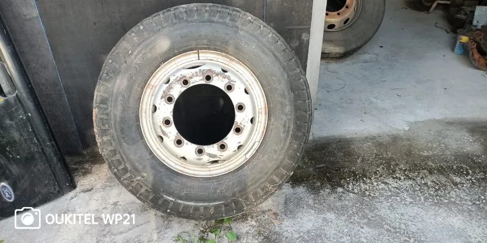 Pneu 1000-20 com Jante / Roda de 10 Furos - Usado em Bom Estado