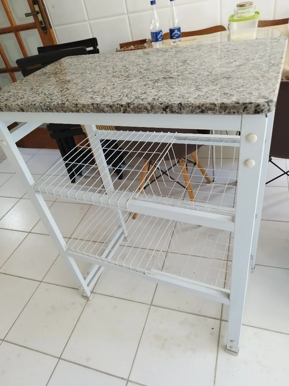 Bancada com estrutura de metal e tampo em granito