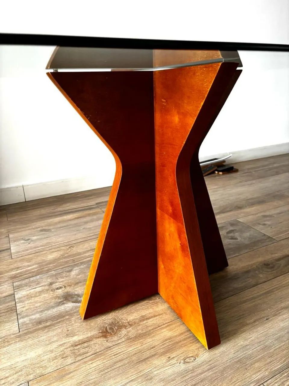Mesa de Jantar de Vidro Transparente com Base em Madeira - Foto 2