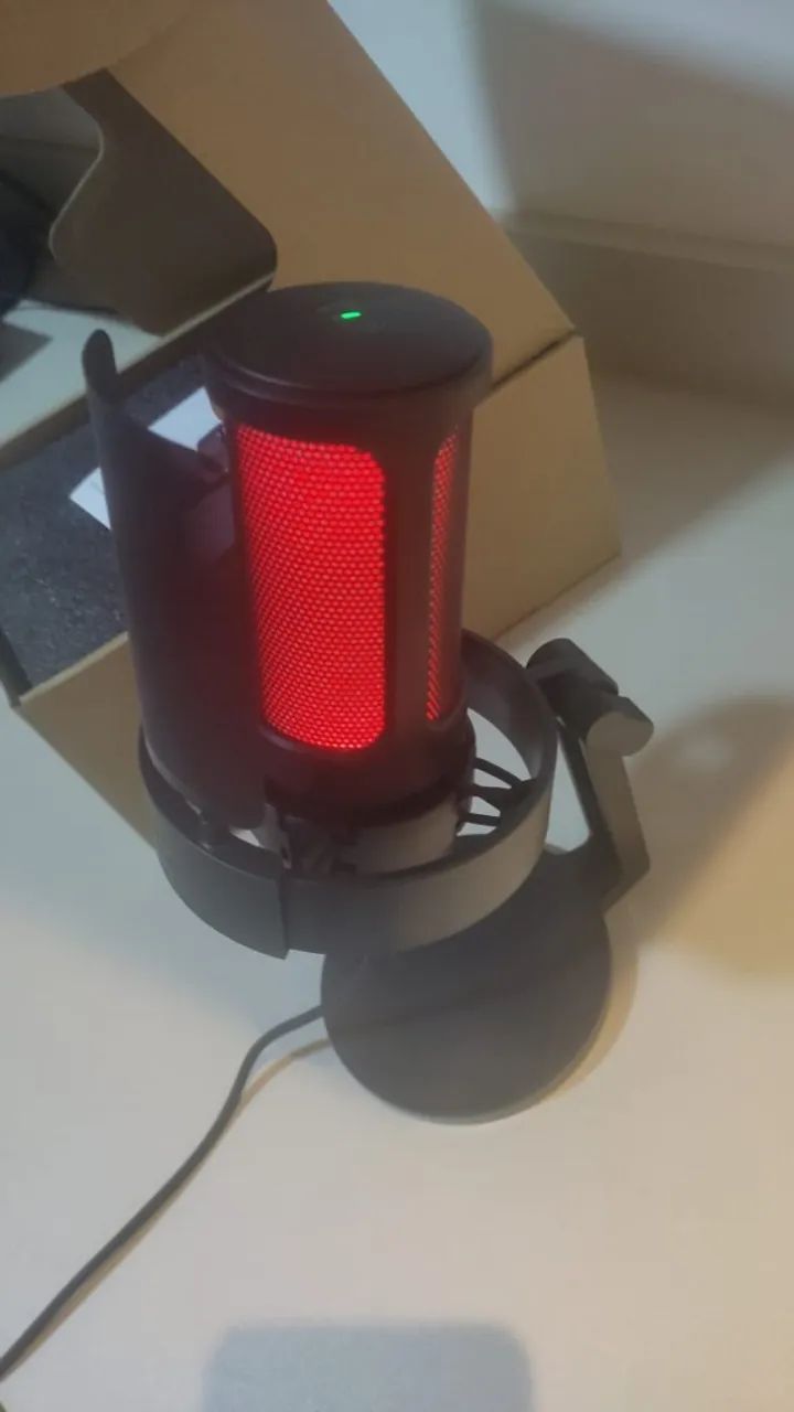 Microfone USB Fifine A8 Ampligame Condensador com Pop Filter e RGB pra Streaming e Podcast