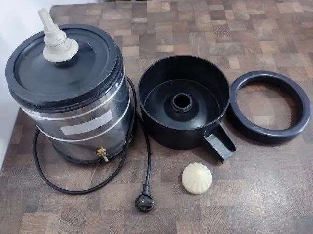 Expremedor ou Extrator de Laranja Comercial Croydon 220 V - Foto 3