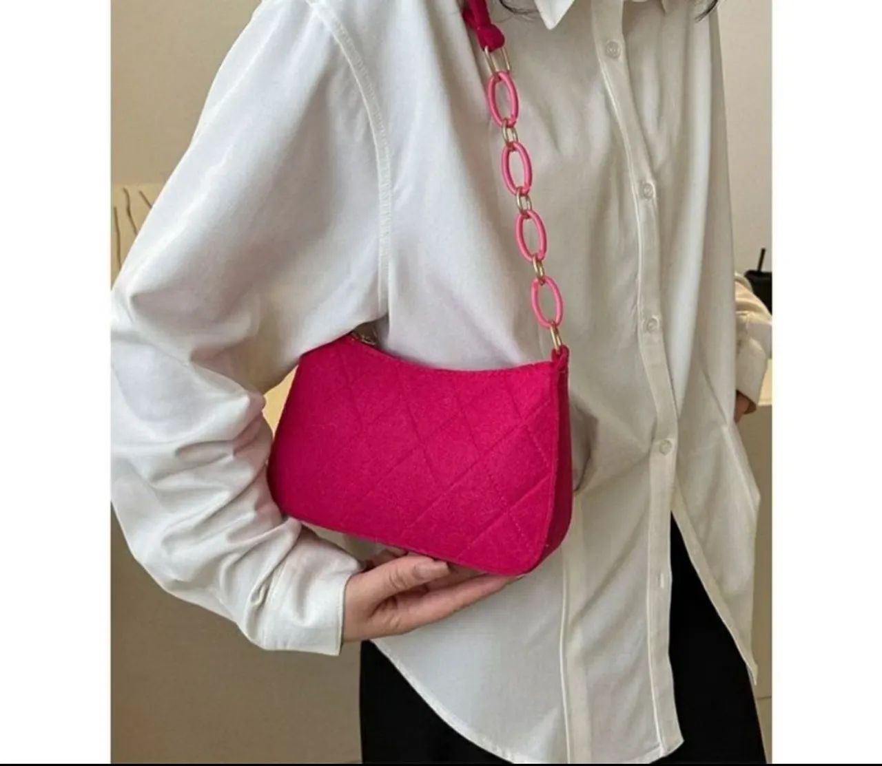 Bolsa pequena rosa com corrente