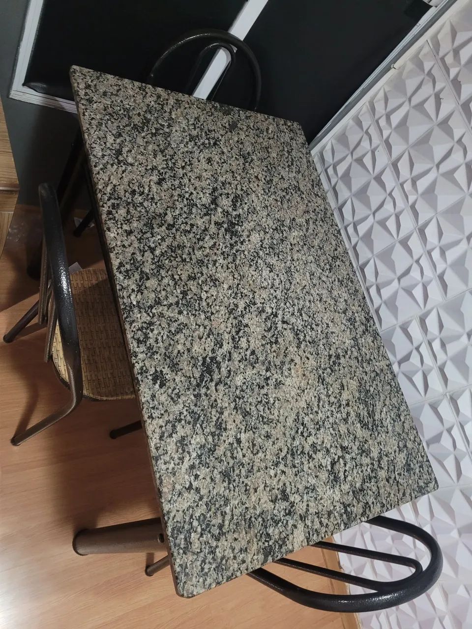 Mesa usada com três cadeiras 