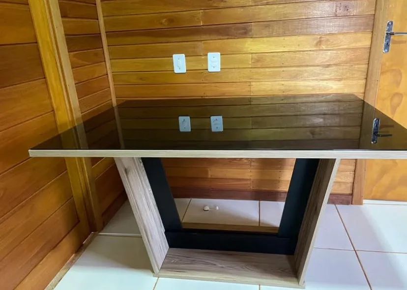 Mesa de Jantar Moderna com Tampo de Vidro
