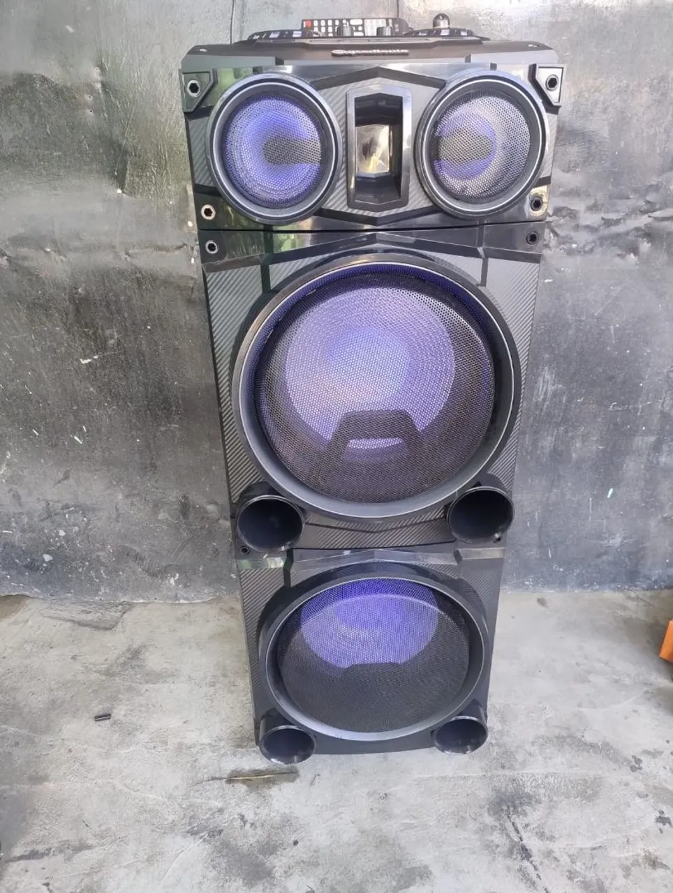 Caixa de Som Potente com LEDs