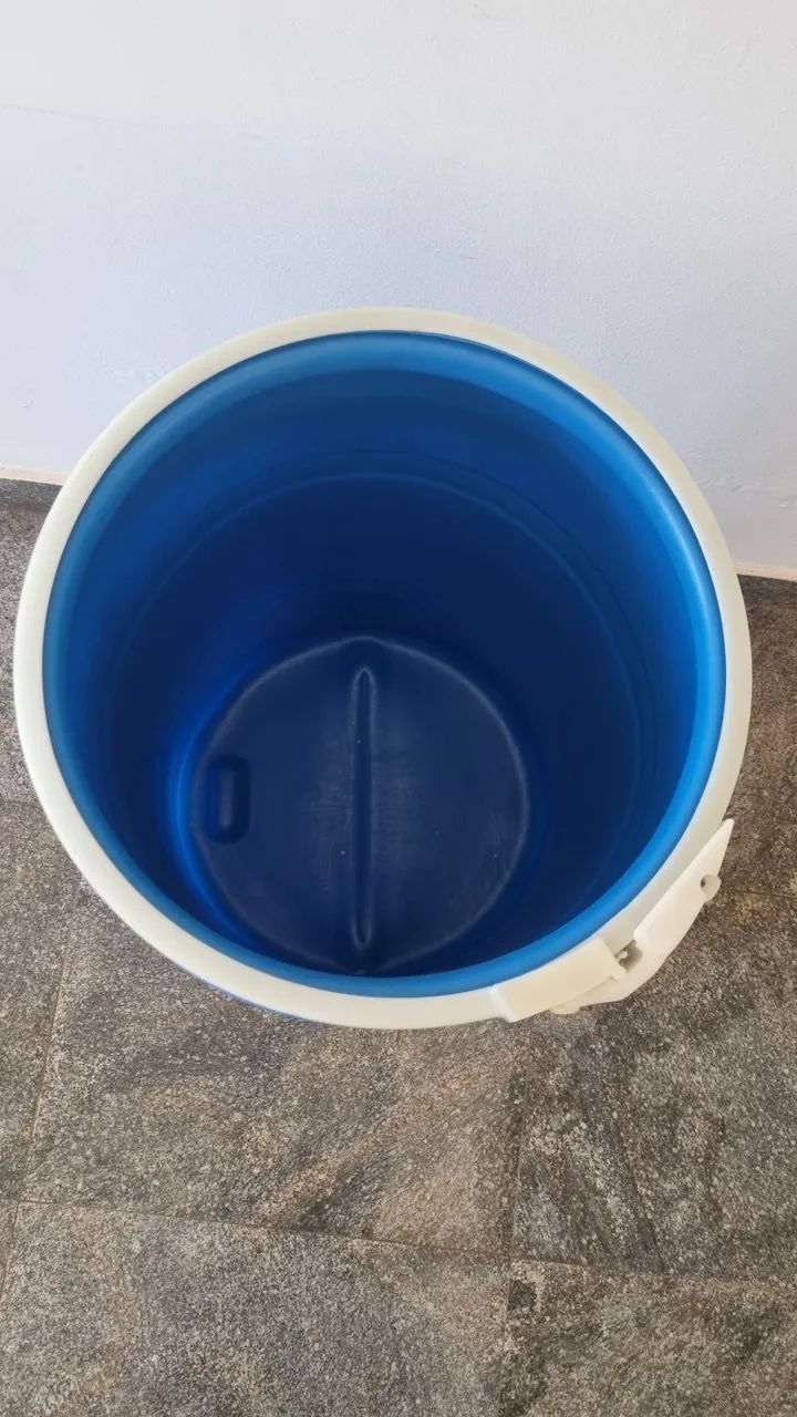 Bombona Plástica com Lacre 100 Litros - Foto 3