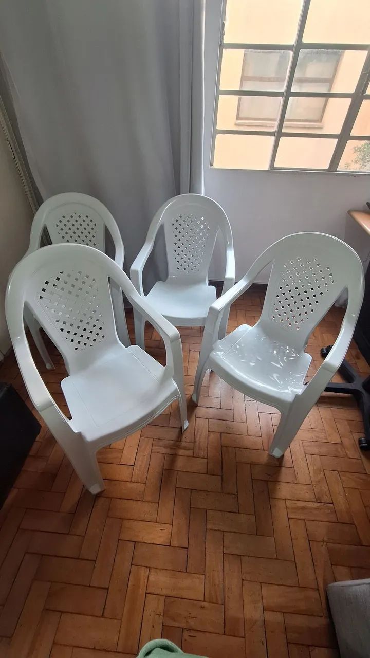 Mesa de Plástico com 04 Cadeiras - Foto 3