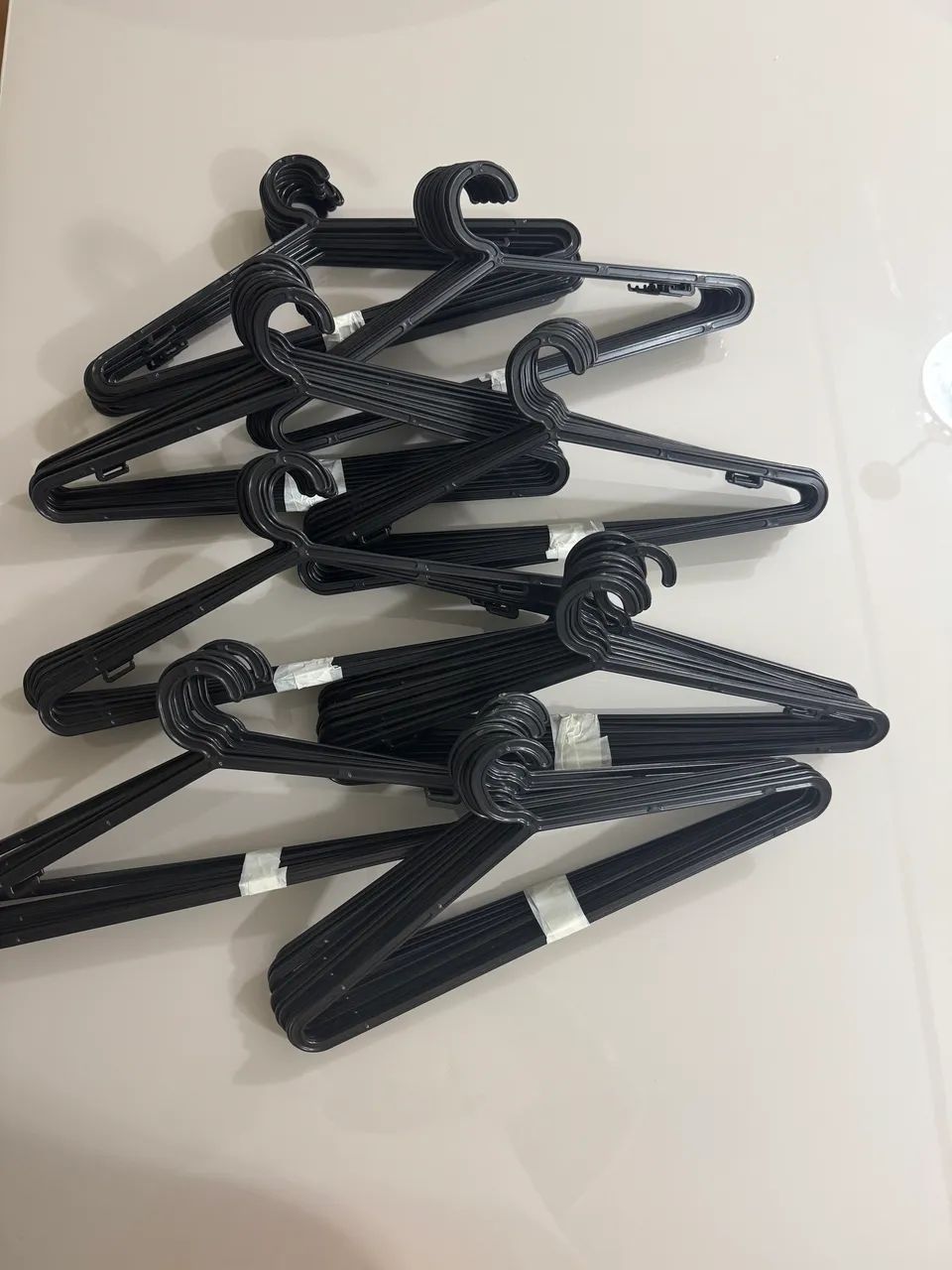 Kit com 80 cabides pretos