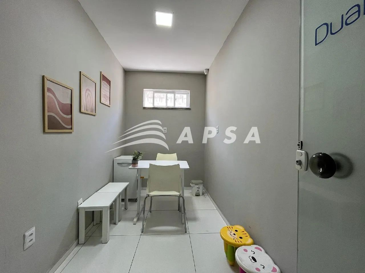 COM 9M², ESTA SALA COMERCIAL MOBILIADA É UMA OPÇÃO PRÁTICA PARA PROFISSIONAIS QUE ATUAM CO - Foto 2