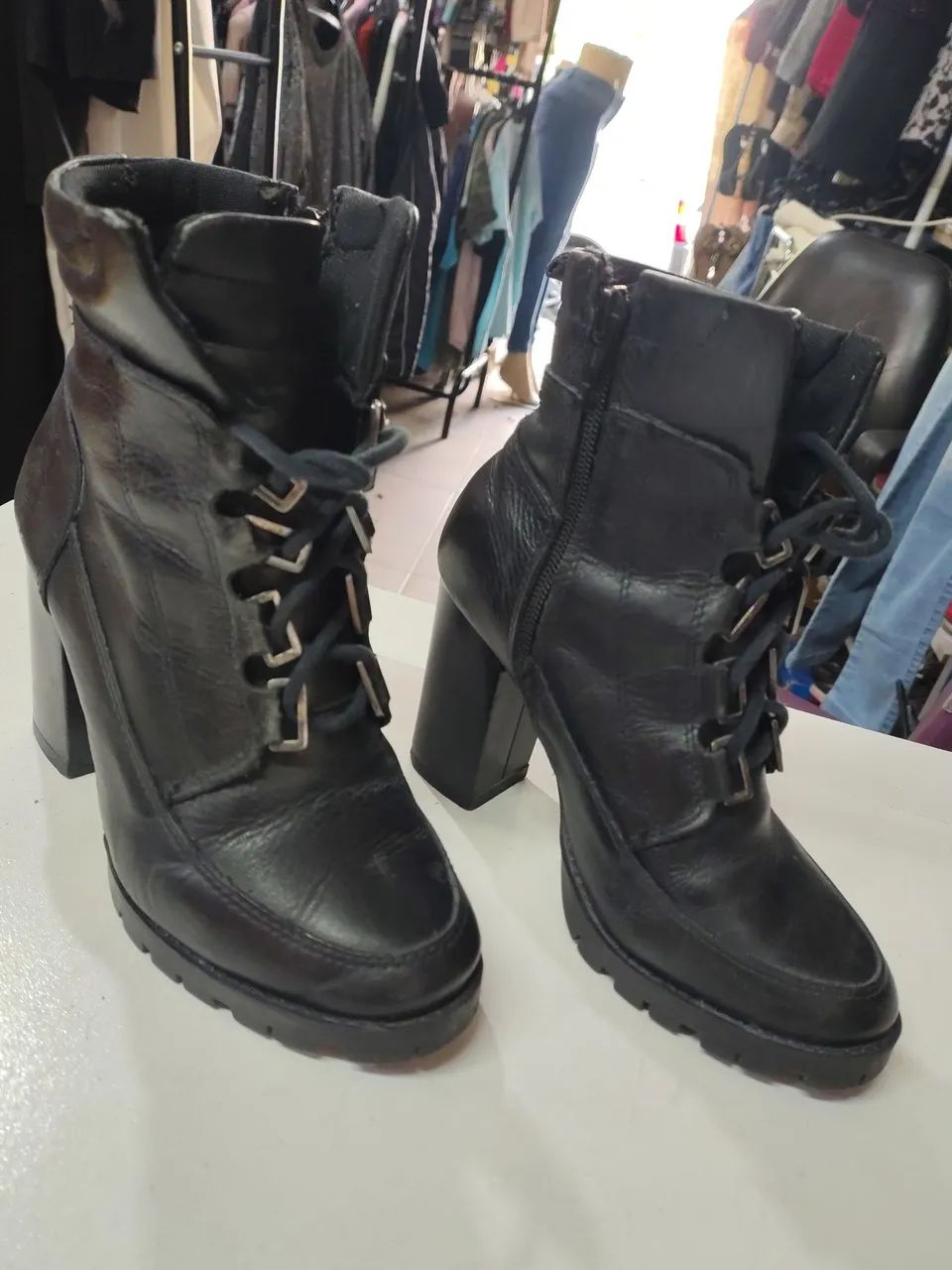 Bota de couro da marca prego n34 com zíper lateral e cadarço  - Foto 2