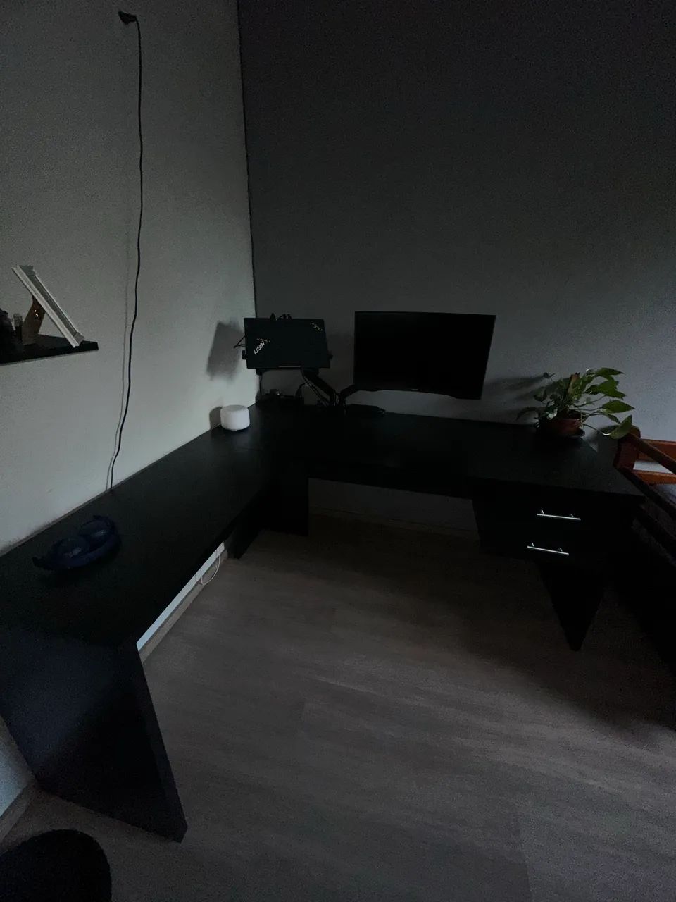 mesa preta em formato de L