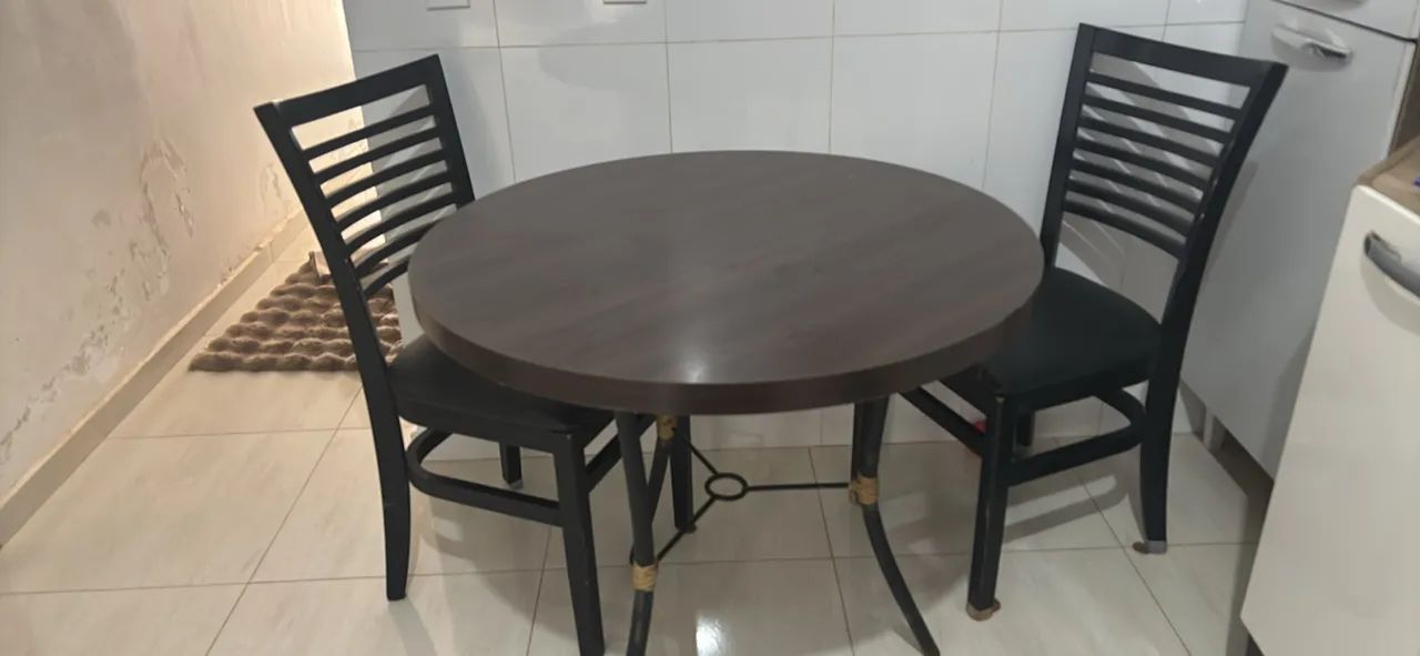 Vendo mesa redonda com 4 cadeiras 
