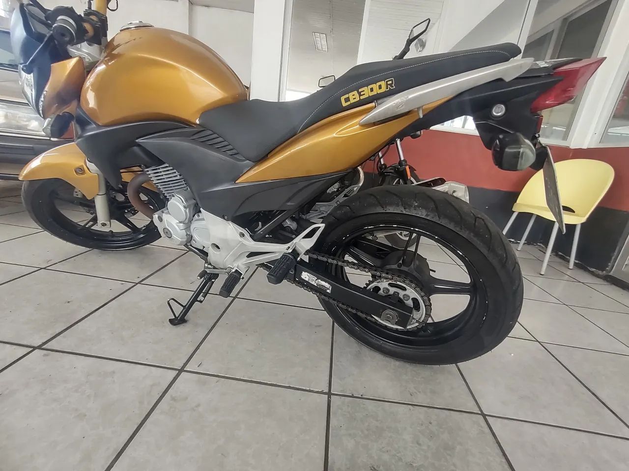 Honda CB 300 R  2011 Amarela  - Foto 2