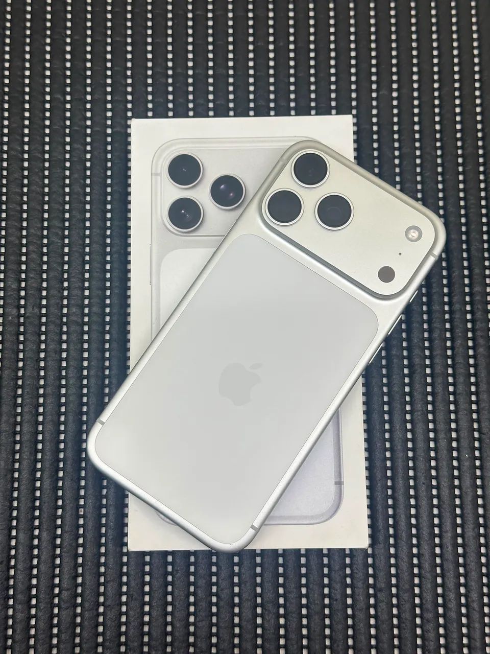 iPhone 17 Pro Max 256 Silver (caixa é acessórios) - Celulares e