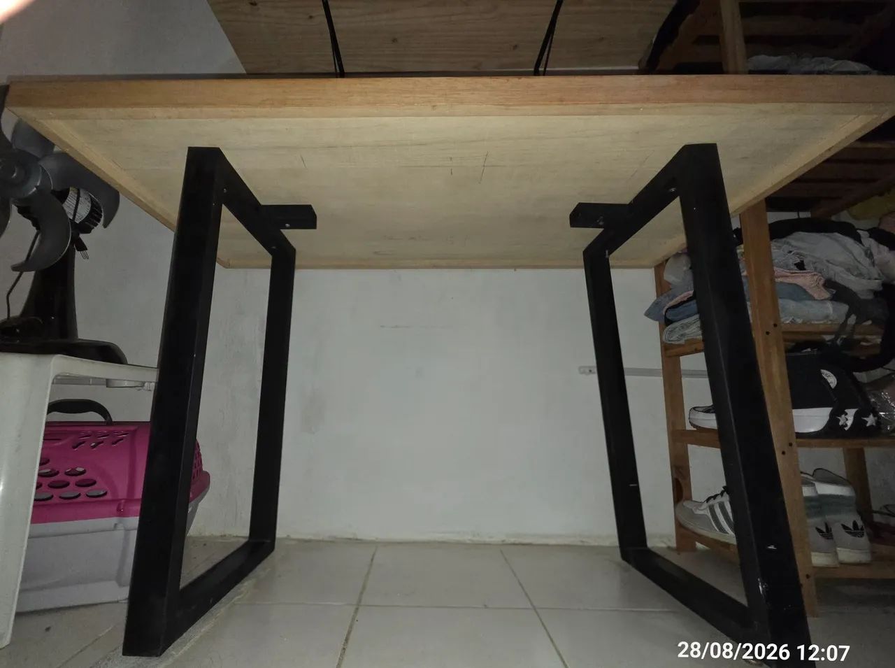 MESA DE MADEIRA COM BASE DE AÇO CARBONO ESTILO INDUSTRIAL - Foto 2