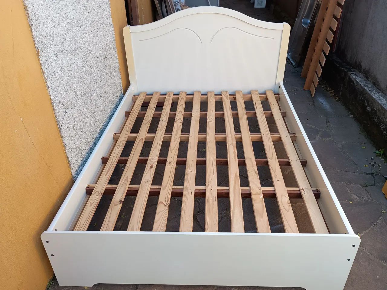 Cama em MDF, tamanho casal.