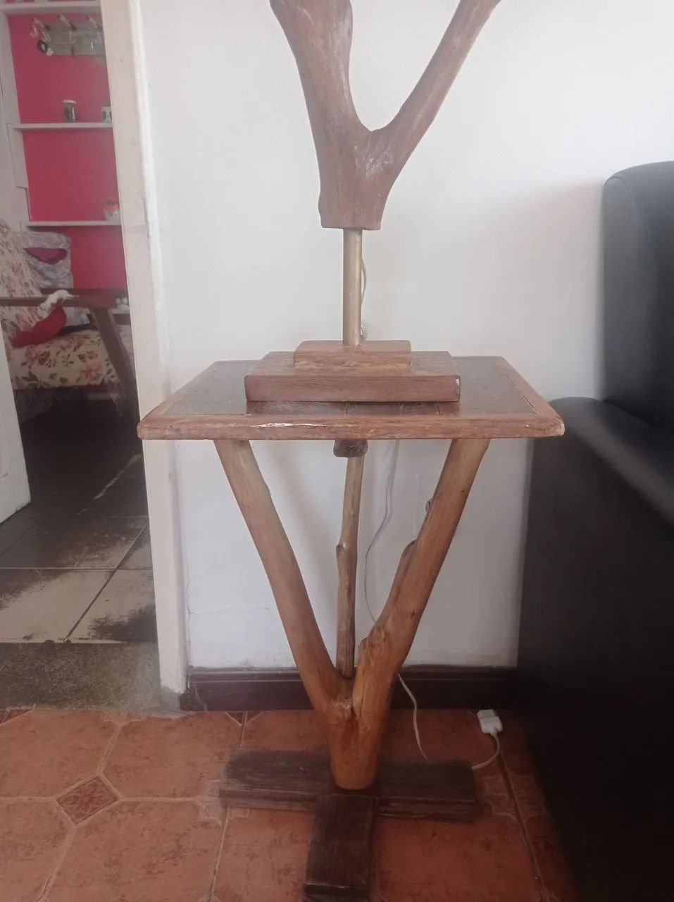 Linda luminária com três lâmpadas mais mesa toda na madeira 