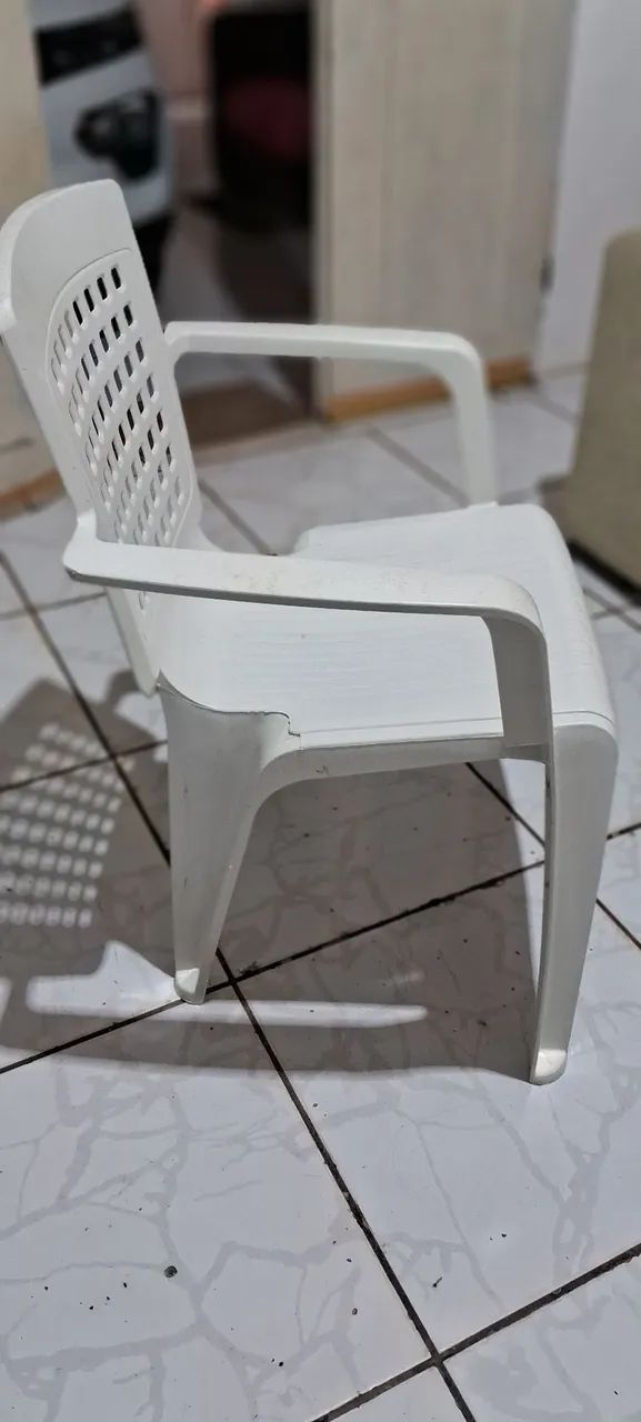 Cadeira de plástico resistente com braços  - Foto 3