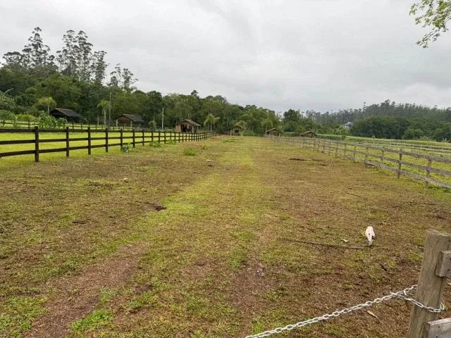 Sitio com Rio no fundos todo cercado e gramado. - Foto 2