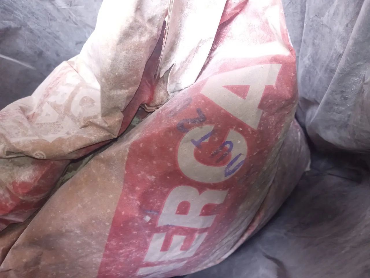 Vende se CAL BRANCO