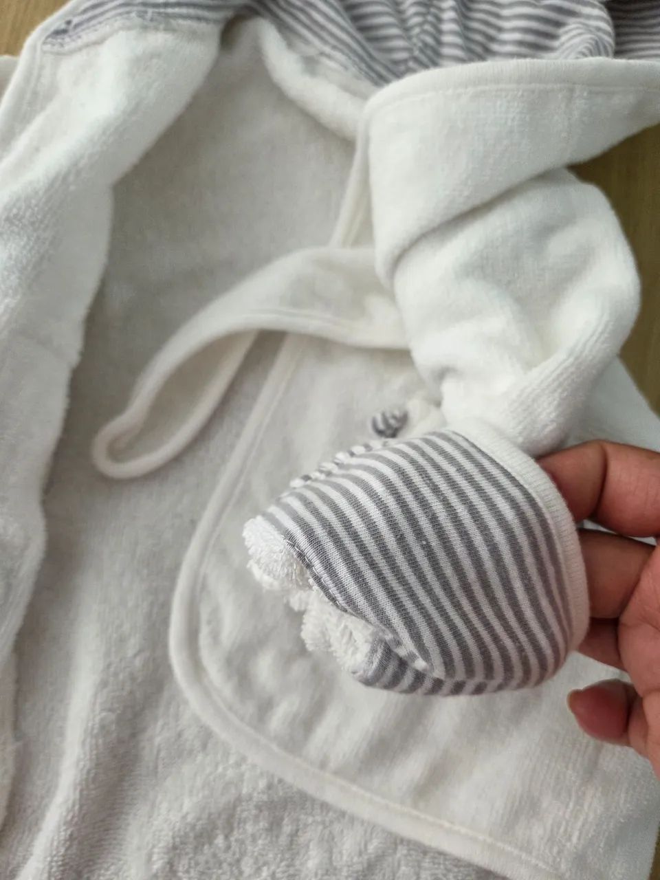 roupão toalha carters branco 0 a 9 meses - Foto 4