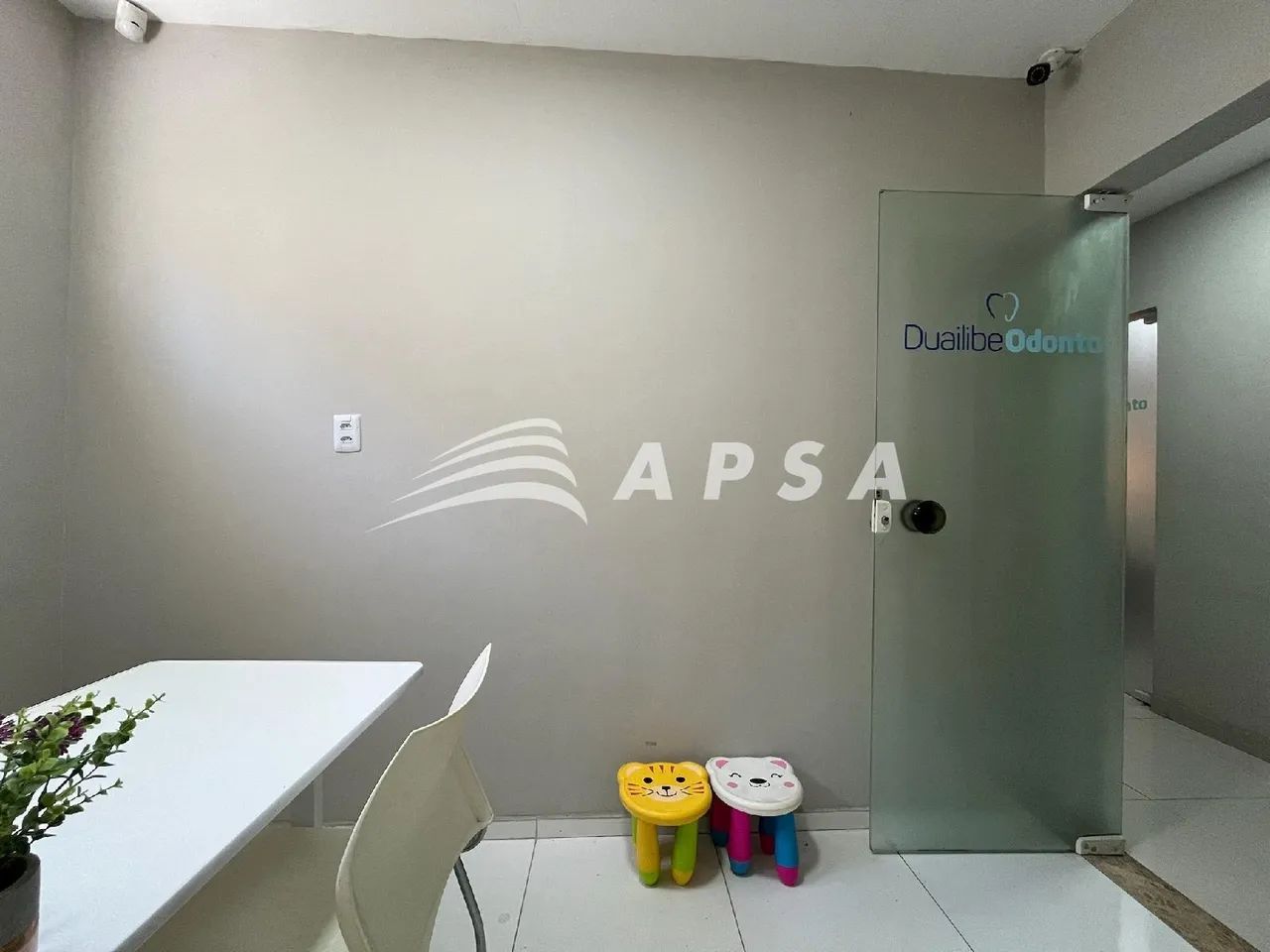 COM 9M², ESTA SALA COMERCIAL MOBILIADA É UMA OPÇÃO PRÁTICA PARA PROFISSIONAIS QUE ATUAM CO - Foto 5