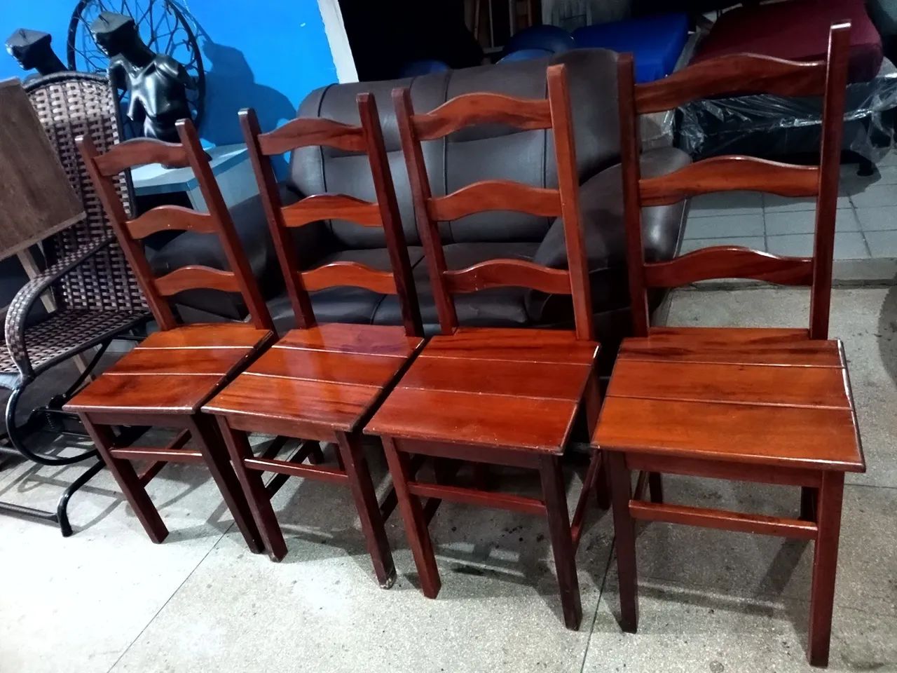 4 Cadeiras de madeira 