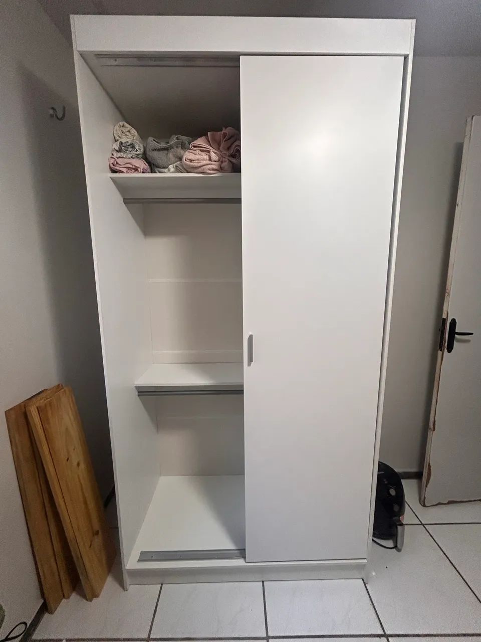 Guarda roupa de solteiro com porta de correr e duas gavetas  - Foto 2