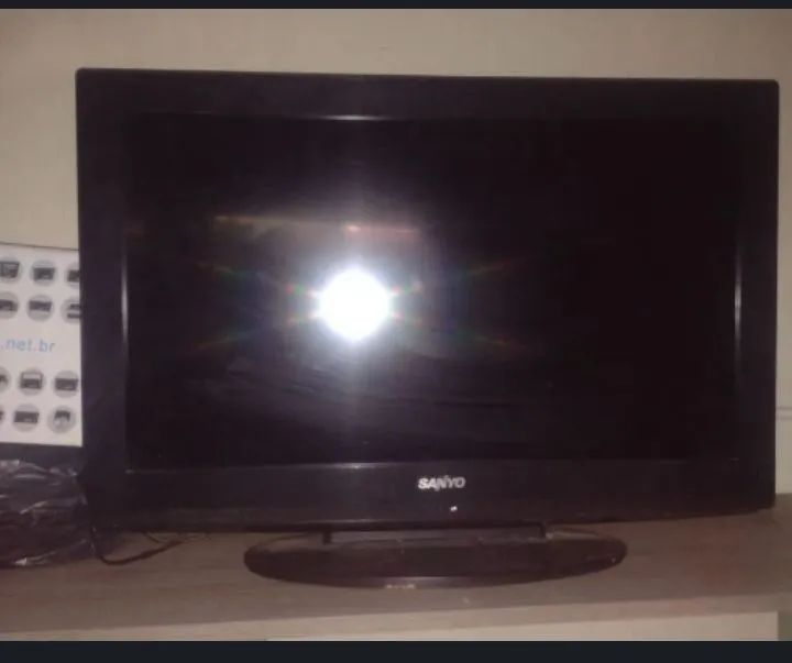 Vendo uma televisão perfeita 32 polegadas não e esmart já vai com converso na caixa 