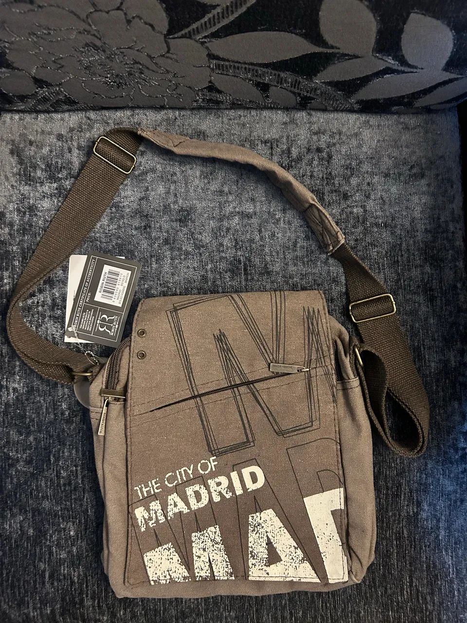Bolsa marrom com vários bolsos para dia a dia ou caminhadas