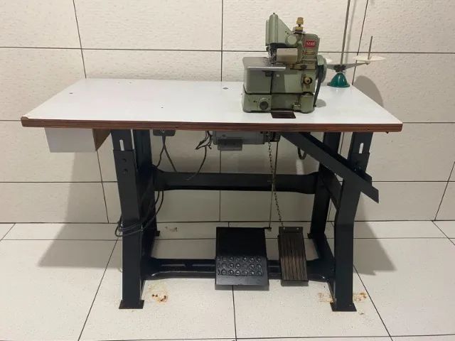 Maquina de costura chinesinha com mesa - Foto 3