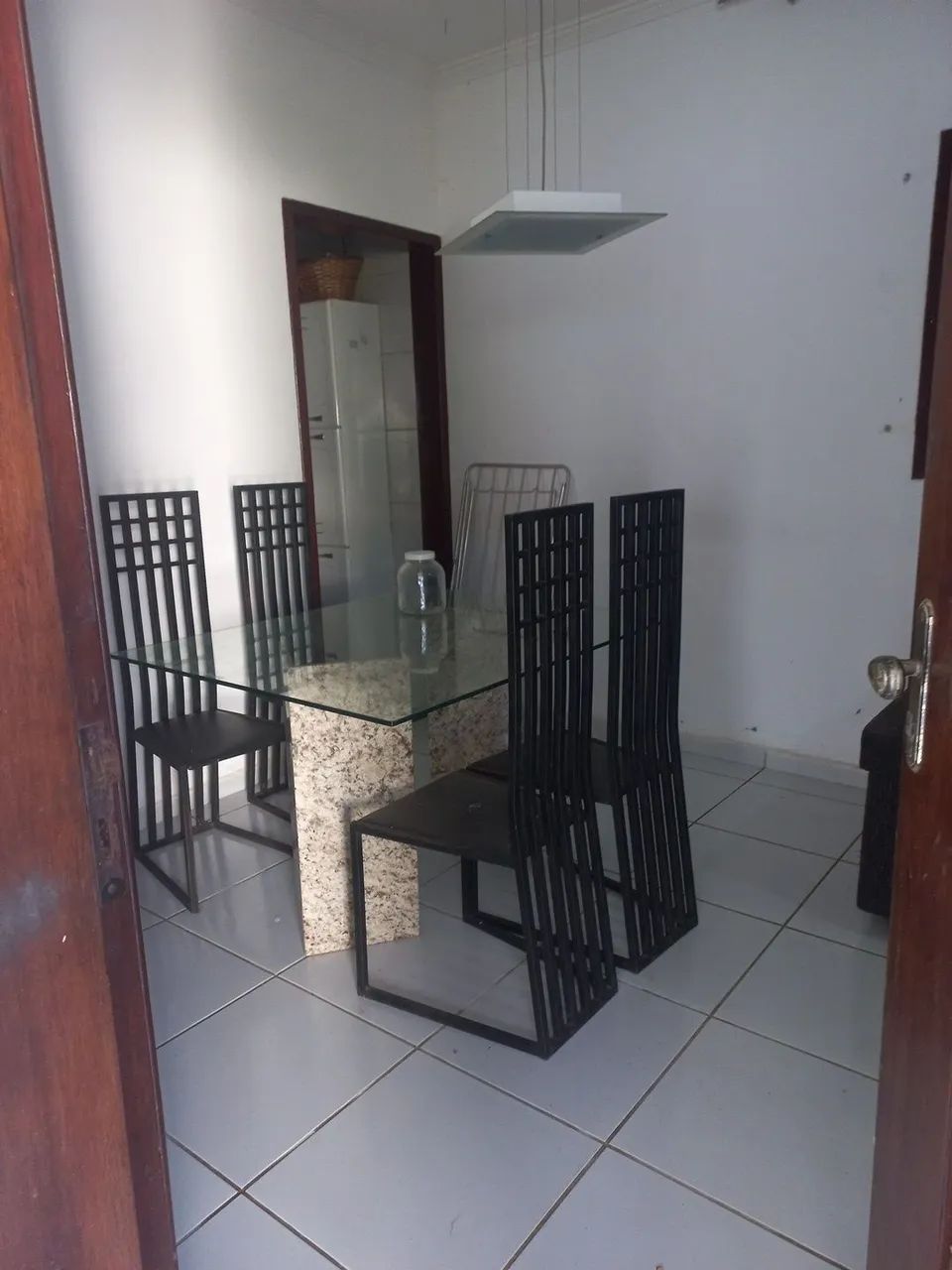 LindaMesa de jantar com base em granito e tampo de vidro espesso e 4 cadeiras modernas 