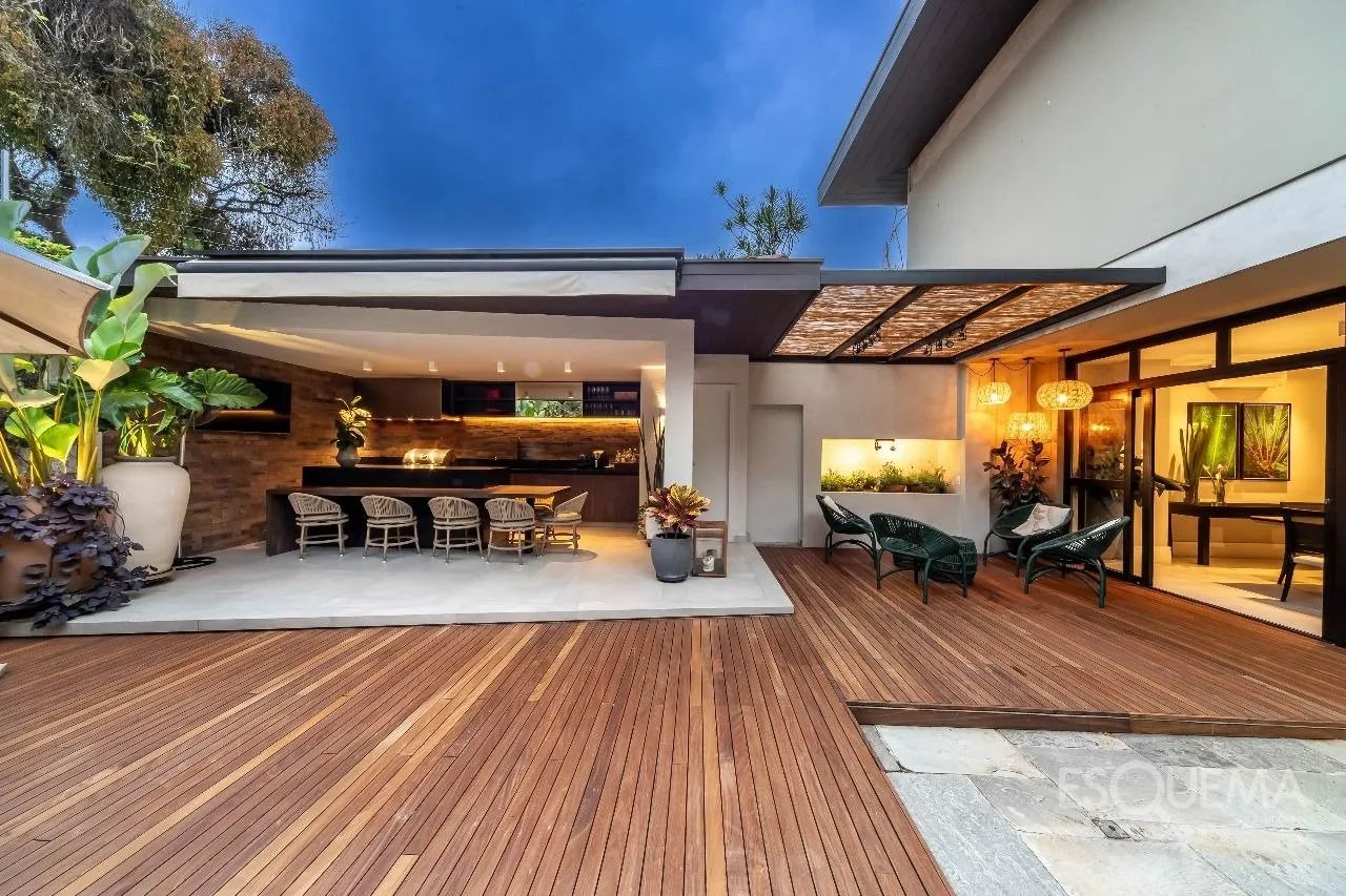 Casa reformada e pronta para morar em rua arborizada