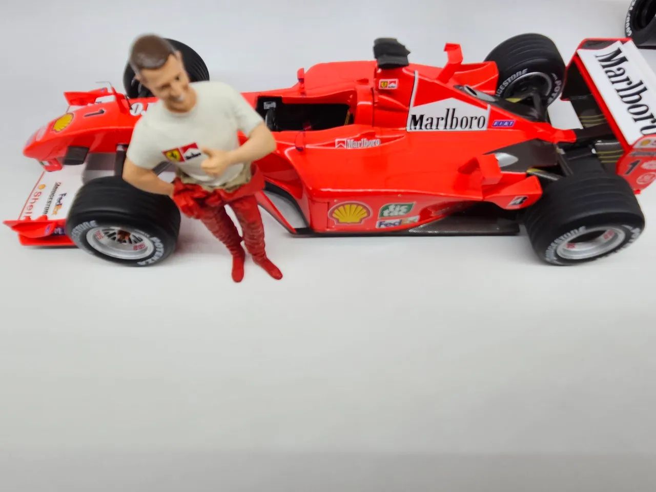 Ferrari F2001 Schumacher 1/18 Hot Wheels Elite + boneco. - Hobbies